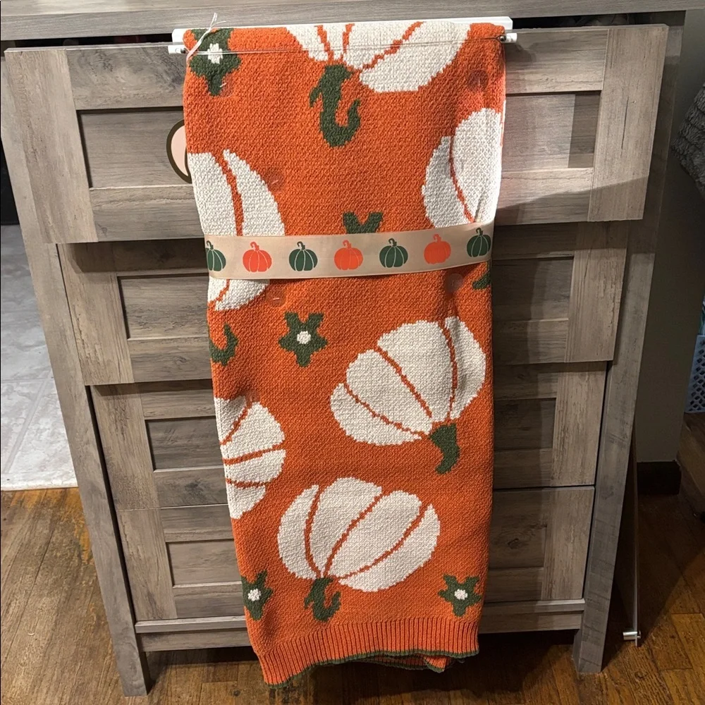 NWT WELCOME PUMPKIN SEASON ORANGE PUMPKIN CHENILLE JACQUARD 50X70 THROW BLANKET